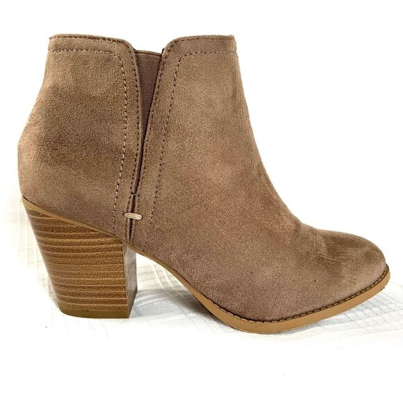 City Classified Vegan Faux Suede Mushroom Tan Ankle Boot Western Bootie Size 7 - Picture 1 of 11
